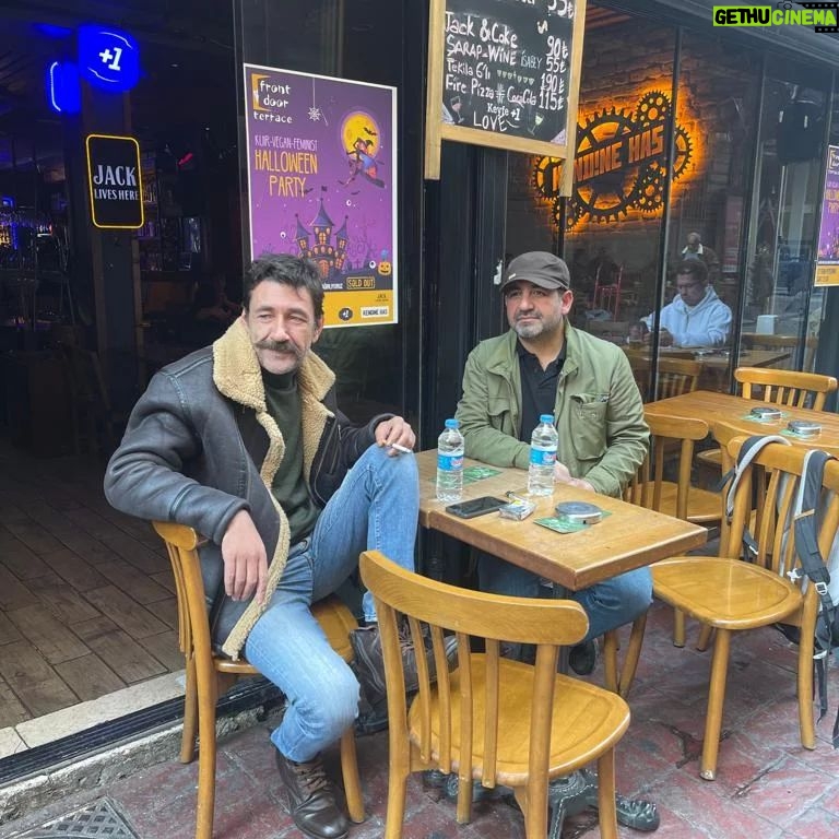 Nebil Sayın - 1.9K Likes - Aylaklık eğitimi ders 1- "nasıl akşamdan kalınır?"
@beyoglumekani
Pby @iremozdemiri