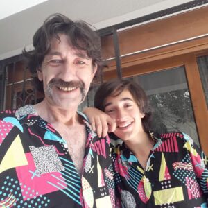 Nebil Sayın Instagram - Bilgom kıskanmıyım diye bana kendi gömleenin aynısından almış bilgoya sorarsan başka bi şey gömleğiymiş, bana göre palyaço gömleği, hatta palyaço da değil payanço gömleği😎😎