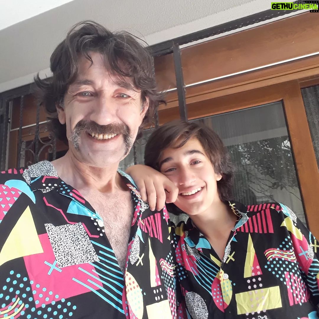 Nebil Sayın - 2.4K Likes - Bilgom kıskanmıyım diye bana kendi gömleenin aynısından almış bilgoya sorarsan başka bi şey gömleğiymiş, bana göre palyaço gömleği, hatta palyaço da değil payanço gömleği😎😎