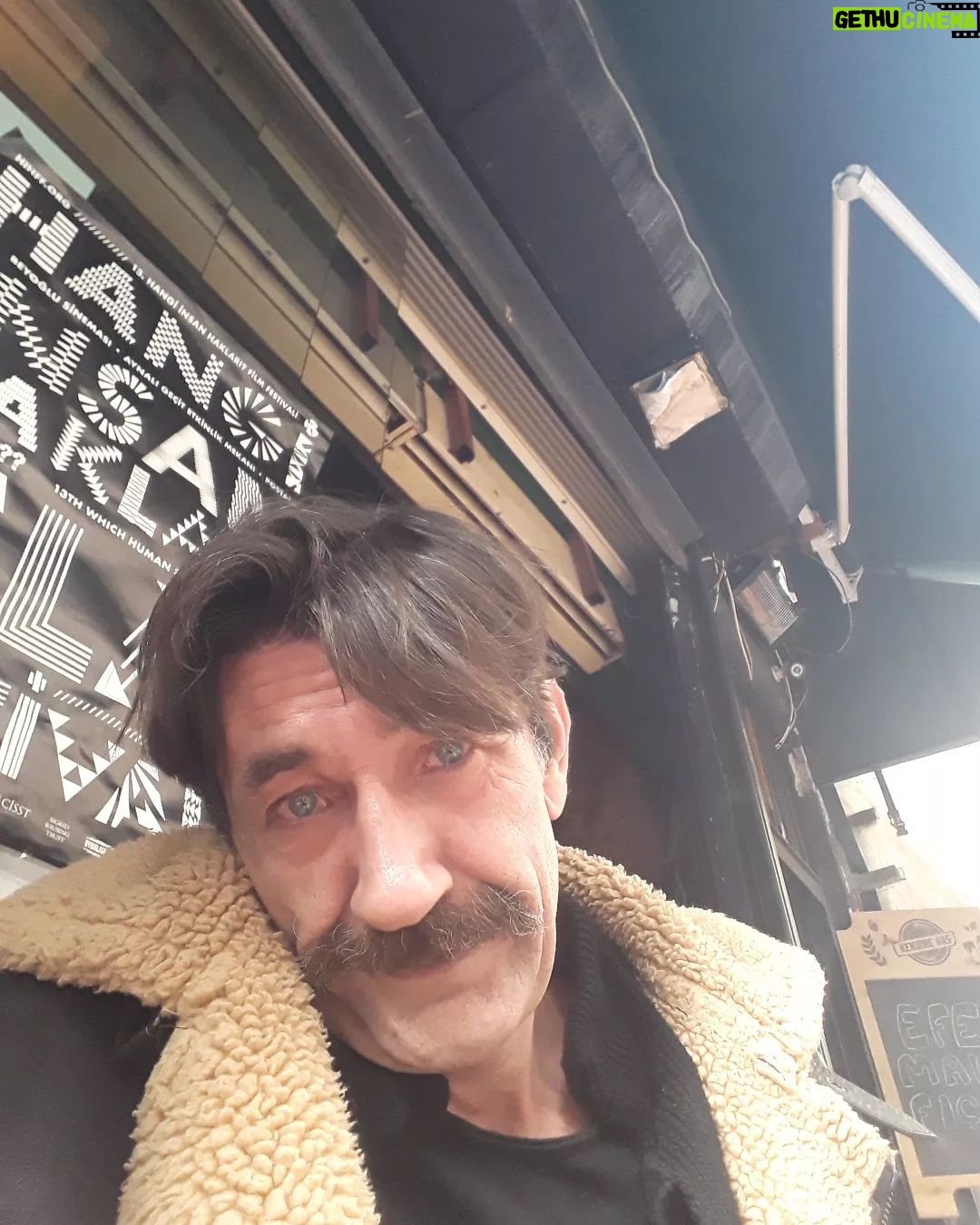 Nebil Sayın - 7.4K Likes - E iyi de benim yaşam tarzım öyle saygı duyulacak bi yasam tarzı değil ben çok saygın bulmuyorum mesela gelişine yaşıyorum öyle seviyorum. Sen niye benim yaşam tarzıma saygı duyuyorsun ki? Ne gerek var?