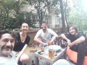 Nebil Sayın Instagram - Amcalarının elini öpmeye gelmişler😍
@cglrsyn 
@dilarasayin 
@bil.ge.sayin1905