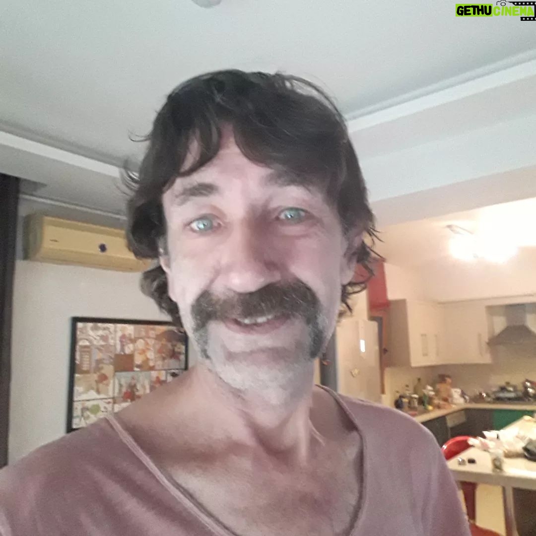 Nebil Sayın - 2K Likes - Evinizi bk götürüyor olabilir. Bugün küçük, pazar günü büyük temizlik. Gününuz şahane güzel olsun😘 (lan bi de selfi çekerken doğru yere bakmayı ögrensem...)