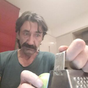 Nebil Sayın Instagram - Mutfakta en sevmediğiniz alet ne? Benim rende. Tuhaf bi ilişkim oldu hep rendeyle ya ne biliim seviyorum da bi taraftan ama gıcık bi şey, karışık duygulara sahibim ona karşı