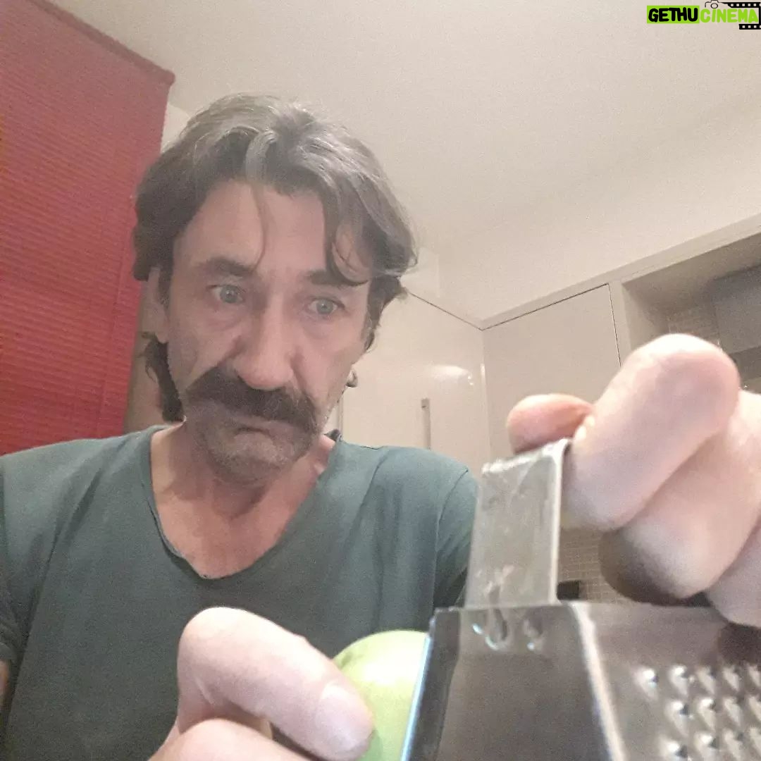 Nebil Sayın - 3.3K Likes - Mutfakta en sevmediğiniz alet ne? Benim rende. Tuhaf bi ilişkim oldu hep rendeyle ya ne biliim seviyorum da bi taraftan ama gıcık bi şey, karışık duygulara sahibim ona karşı