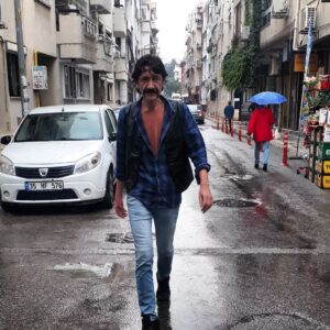 Nebil Sayın Instagram - Yağmurlu izmir sokaklarında bir hayalet dolaşıyor. Haftanız şahane olsun😘
Pby @bil.ge.sayin1905