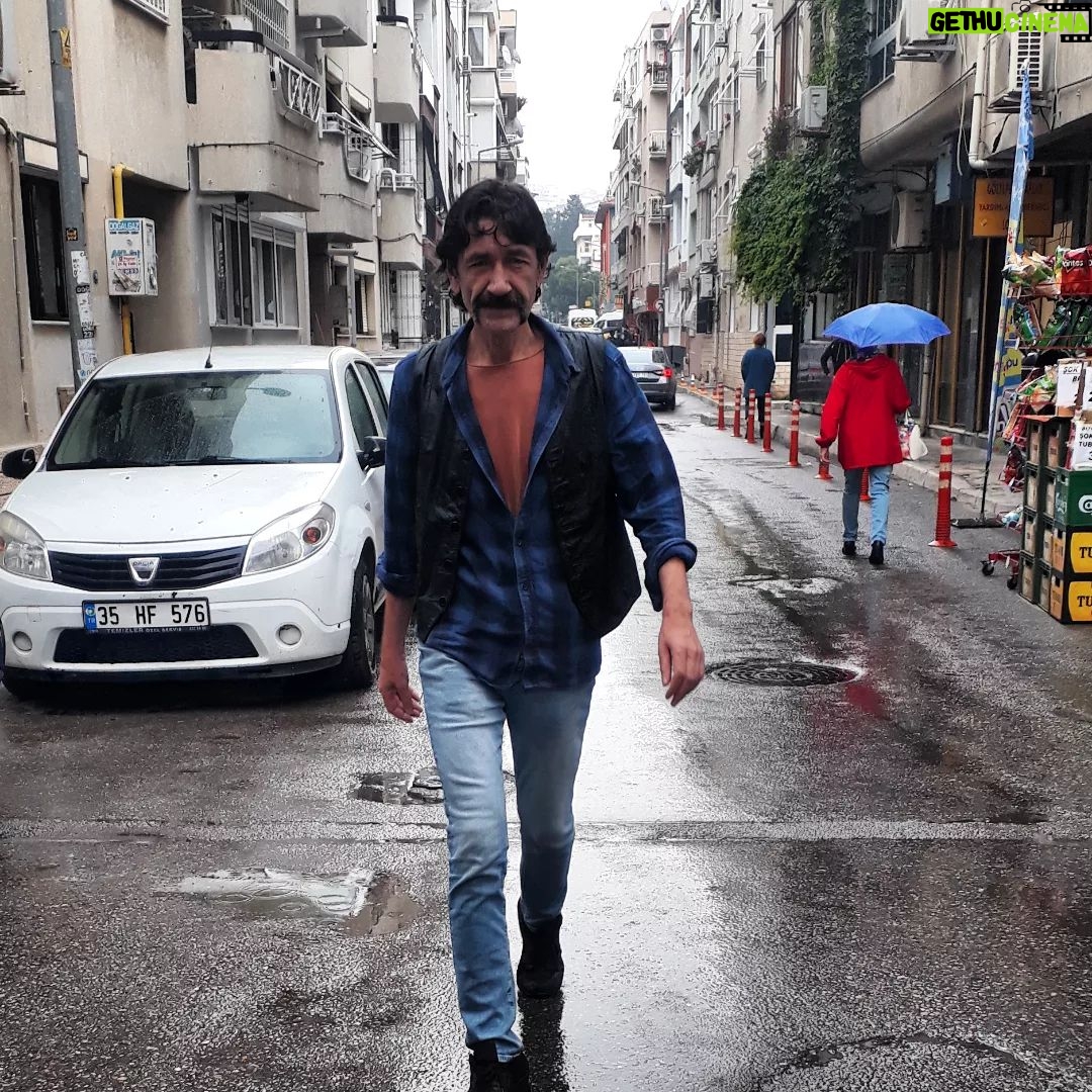 Nebil Sayın - 4.3K Likes - Yağmurlu izmir sokaklarında bir hayalet dolaşıyor. Haftanız şahane olsun😘
Pby @bil.ge.sayin1905