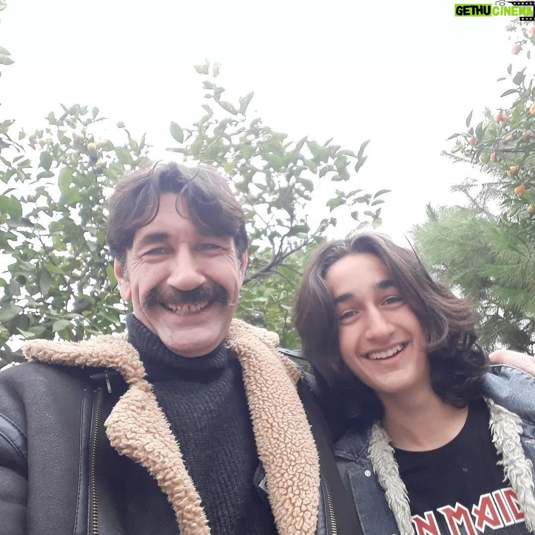 Nebil Sayın - 2.8K Likes - Yeni yıl selfisi de mi çekmiyek?