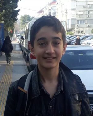 Nebil Sayın Instagram - Benim gömleğimle benim ceketimle artizlik yapıyo yoksa kendisi o kaa yakışıklı diil yani.