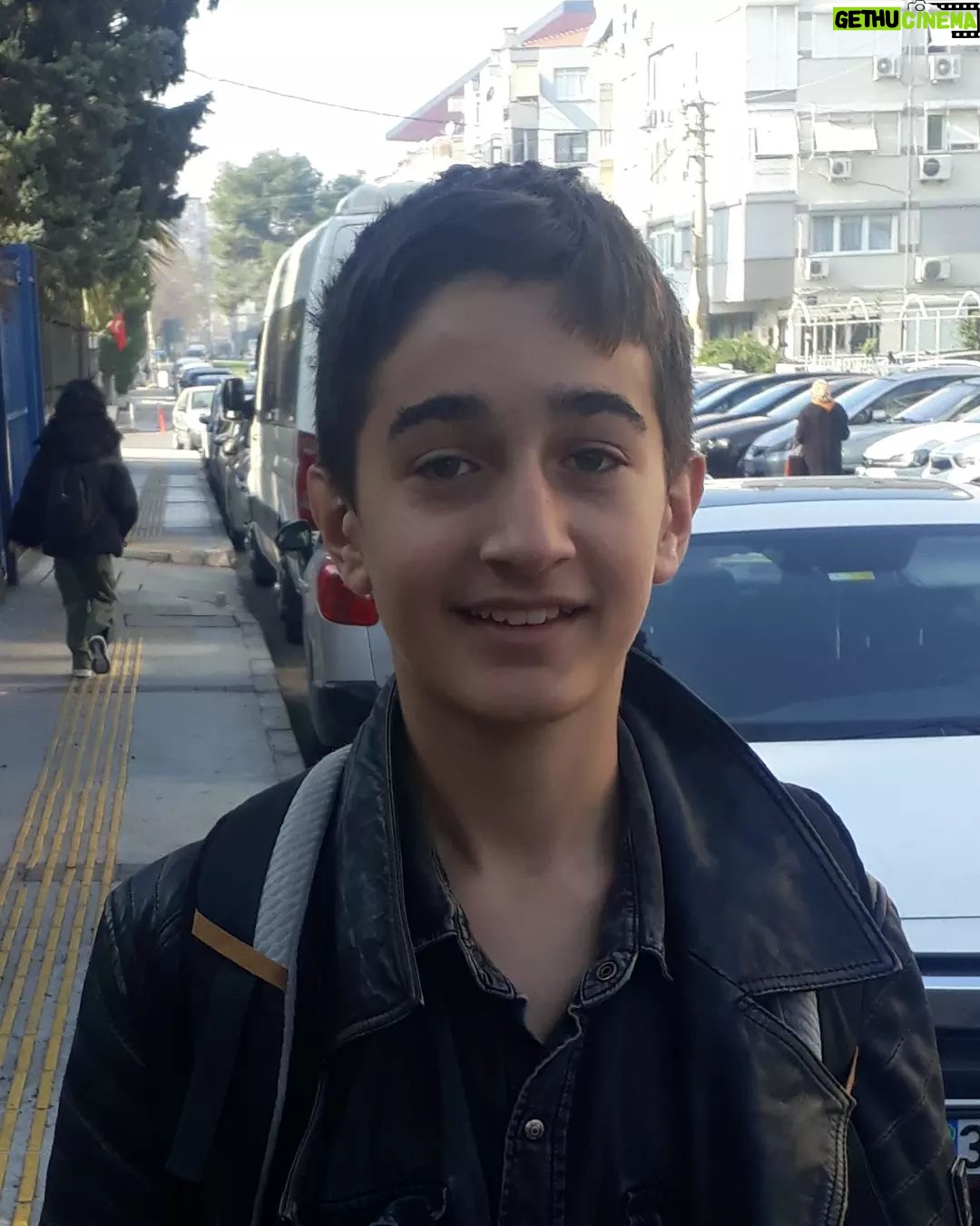 Nebil Sayın - 2K Likes - Benim gömleğimle benim ceketimle artizlik yapıyo yoksa kendisi o kaa yakışıklı diil yani.