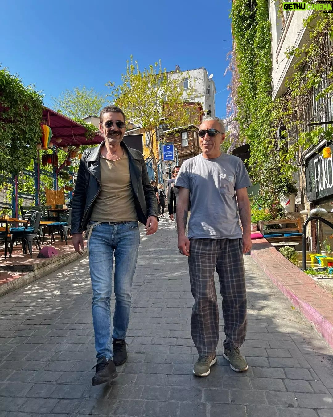 Nebil Sayın - 1.8K Likes - @rokacafekahvalti ...
Diyorlar "beyoğlu bozuldu" Ula oğlum beyoğlu zaten bozuktu bu bozulma değil başka bir şey... ama hahallederiz mevzu degil.
