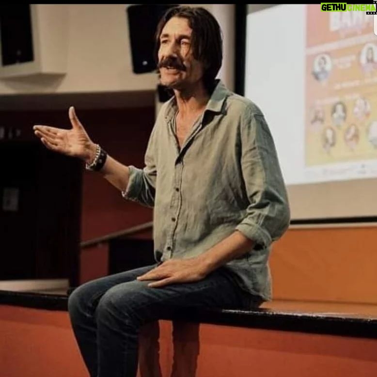 Nebil Sayın - 1.9K Likes - Bize hep kendimizi bir şeyler yapmak, bir şeyler başarmak zorunda hissettiren lânet bir sistemin içine doğduk. Bu hız insan doğasına aykırı. Doğdun mu? İmkânlar dahilinde iyi kötü besleniyor musun? Uykunu uyuyor musun? Sosyalleşebiliyor musun? Sevişiyor musun? Hepsi "evet" se başardın işte daha neyi başarıcaksın? Salın gitsin vallahi iyi gelicek. Fahdısiyistımmm.