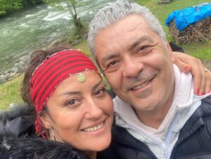 Necmi Yapıcı Instagram - Çamlıhemşin’de (Ardeşen Akkaya köyü) çok güzel, çok sıcak insanlarla tanıştık.. YAPICI TİYATRO ekibini o kadar harika ağırladılar ki ne kadar teşekkür etsek azdır.. @soore_bungalov ve @evelicaferestorant tekrar görüşmek üzere 🙏💜 not: Zipline ve salıncak yaptık ama rafting daha sıcak bir havaya kaldı 😃