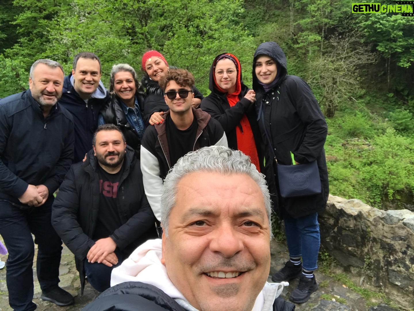 Necmi Yapıcı - 2.1K Likes - Çamlıhemşin’de (Ardeşen Akkaya köyü) çok güzel, çok sıcak insanlarla tanıştık.. YAPICI TİYATRO ekibini o kadar harika ağırladılar ki ne kadar teşekkür etsek azdır.. @soore_bungalov ve @evelicaferestorant tekrar görüşmek üzere 🙏💜 not: Zipline ve salıncak yaptık ama rafting daha sıcak bir havaya kaldı 😃