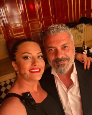 Necmi Yapıcı Instagram - Dün gece @dadasalonkabarett de sezonun son #eğlencelicinayetlerkumpanyasışirket oyununu oynadık .. Muhteşem bir ortam vardı , Dada Salon tıklım tıklımdı sahneye  bile sandalye atıldı. Seyircimiz harikaydı 👌👏👏 İyi ki bu projede yer almışım diye düşündüm, hepsi birbirinden yetenekli meslektaşlarımla aynı sahneyi paylaşmaktan gurur duydum.. Başta yazarımız sevgili @selinatasoy , ve yönetmenimiz harika adam @okanbayulgen olmak üzere tüm ekibe @ziyakurkut , @zgunenc @yigitpakmen , @muratyiiilmazz , @dilayyildizz_ , @kosezeynep , @cihan_ayhan , @nazlikurbal #kevorktürker hepinize sevgilerimi yolluyorum 😘🤗💜Önümüzdeki sezon tekrar görüşmek üzere 🙏😘😎