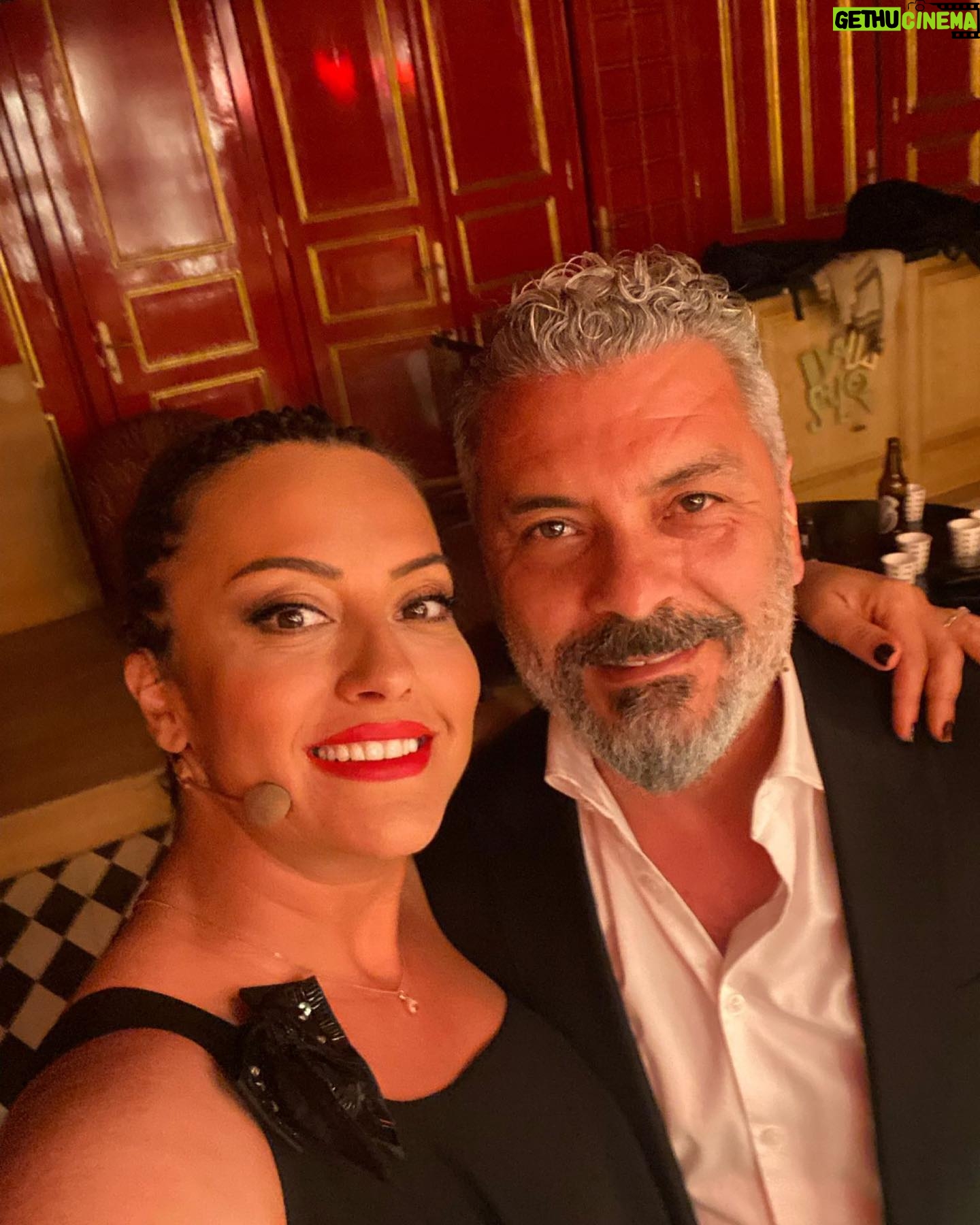 Necmi Yapıcı - 1.7K Likes - Dün gece @dadasalonkabarett de sezonun son #eğlencelicinayetlerkumpanyasışirket oyununu oynadık .. Muhteşem bir ortam vardı , Dada Salon tıklım tıklımdı sahneye bile sandalye atıldı. Seyircimiz harikaydı 👌👏👏 İyi ki bu projede yer almışım diye düşündüm, hepsi birbirinden yetenekli meslektaşlarımla aynı sahneyi paylaşmaktan gurur duydum.. Başta yazarımız sevgili @selinatasoy , ve yönetmenimiz harika adam @okanbayulgen olmak üzere tüm ekibe @ziyakurkut , @zgunenc @yigitpakmen , @muratyiiilmazz , @dilayyildizz_ , @kosezeynep , @cihan_ayhan , @nazlikurbal #kevorktürker hepinize sevgilerimi yolluyorum 😘🤗💜Önümüzdeki sezon tekrar görüşmek üzere 🙏😘😎