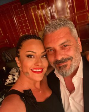 Necmi Yapıcı Instagram - Dün gece @dadasalonkabarett de sezonun son #eğlencelicinayetlerkumpanyasışirket oyununu oynadık .. Muhteşem bir ortam vardı , Dada Salon tıklım tıklımdı sahneye  bile sandalye atıldı. Seyircimiz harikaydı 👌👏👏 İyi ki bu projede yer almışım diye düşündüm, hepsi birbirinden yetenekli meslektaşlarımla aynı sahneyi paylaşmaktan gurur duydum.. Başta yazarımız sevgili @selinatasoy , ve yönetmenimiz harika adam @okanbayulgen olmak üzere tüm ekibe @ziyakurkut , @zgunenc @yigitpakmen , @muratyiiilmazz , @dilayyildizz_ , @kosezeynep , @cihan_ayhan , @nazlikurbal #kevorktürker hepinize sevgilerimi yolluyorum 😘🤗💜Önümüzdeki sezon tekrar görüşmek üzere 🙏😘😎