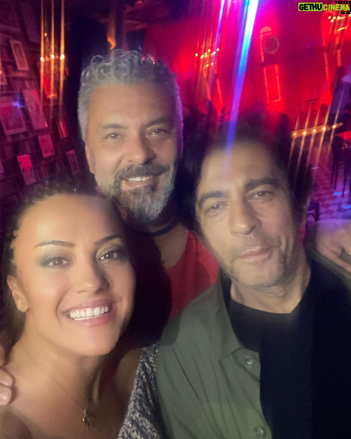 Necmi Yapıcı - 1.7K Likes - Dün gece @dadasalonkabarett de sezonun son #eğlencelicinayetlerkumpanyasışirket oyununu oynadık .. Muhteşem bir ortam vardı , Dada Salon tıklım tıklımdı sahneye bile sandalye atıldı. Seyircimiz harikaydı 👌👏👏 İyi ki bu projede yer almışım diye düşündüm, hepsi birbirinden yetenekli meslektaşlarımla aynı sahneyi paylaşmaktan gurur duydum.. Başta yazarımız sevgili @selinatasoy , ve yönetmenimiz harika adam @okanbayulgen olmak üzere tüm ekibe @ziyakurkut , @zgunenc @yigitpakmen , @muratyiiilmazz , @dilayyildizz_ , @kosezeynep , @cihan_ayhan , @nazlikurbal #kevorktürker hepinize sevgilerimi yolluyorum 😘🤗💜Önümüzdeki sezon tekrar görüşmek üzere 🙏😘😎