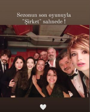 Necmi Yapıcı Instagram - Dün gece @dadasalonkabarett de sezonun son #eğlencelicinayetlerkumpanyasışirket oyununu oynadık .. Muhteşem bir ortam vardı , Dada Salon tıklım tıklımdı sahneye  bile sandalye atıldı. Seyircimiz harikaydı 👌👏👏 İyi ki bu projede yer almışım diye düşündüm, hepsi birbirinden yetenekli meslektaşlarımla aynı sahneyi paylaşmaktan gurur duydum.. Başta yazarımız sevgili @selinatasoy , ve yönetmenimiz harika adam @okanbayulgen olmak üzere tüm ekibe @ziyakurkut , @zgunenc @yigitpakmen , @muratyiiilmazz , @dilayyildizz_ , @kosezeynep , @cihan_ayhan , @nazlikurbal #kevorktürker hepinize sevgilerimi yolluyorum 😘🤗💜Önümüzdeki sezon tekrar görüşmek üzere 🙏😘😎