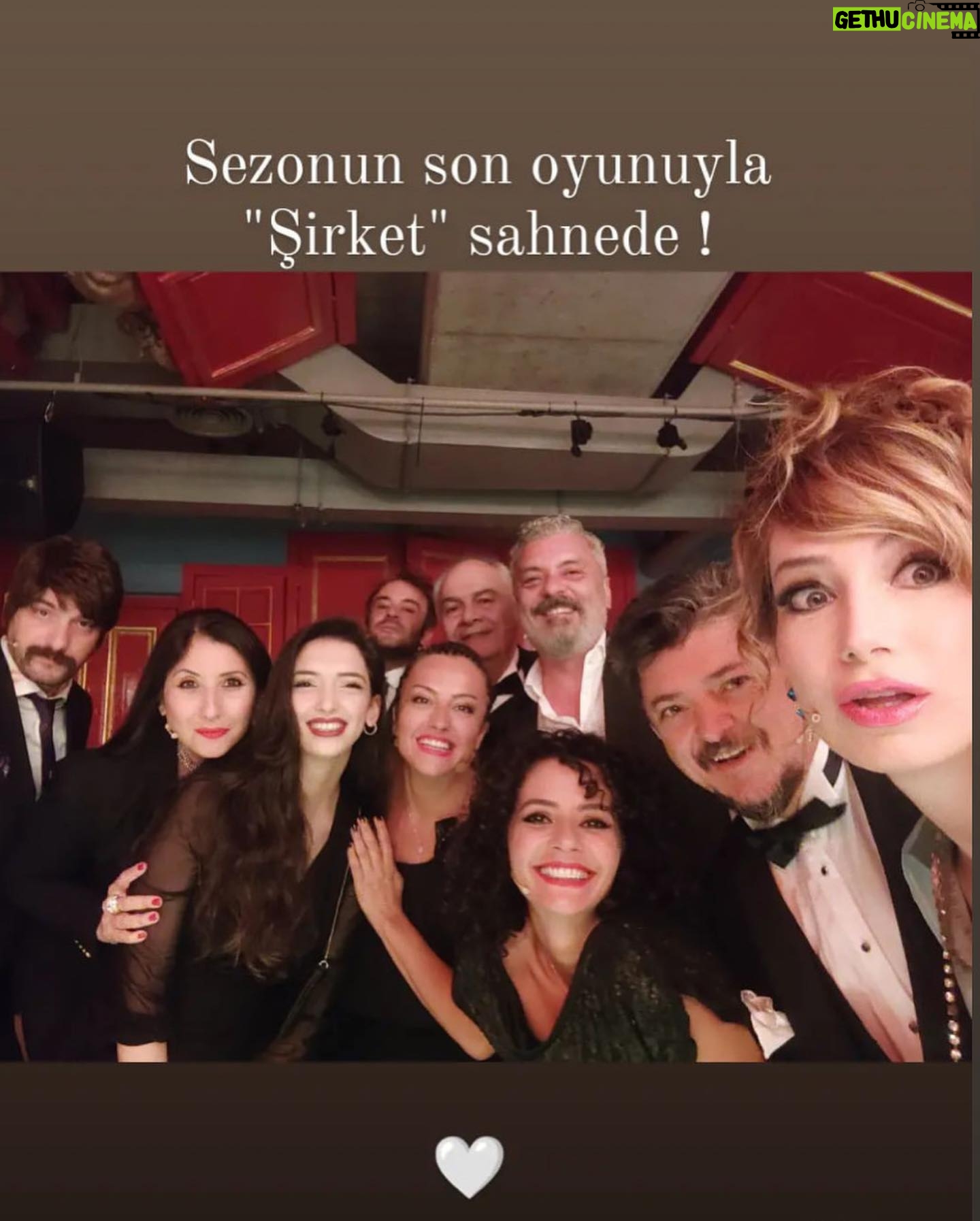 Necmi Yapıcı - 1.7K Likes - Dün gece @dadasalonkabarett de sezonun son #eğlencelicinayetlerkumpanyasışirket oyununu oynadık .. Muhteşem bir ortam vardı , Dada Salon tıklım tıklımdı sahneye bile sandalye atıldı. Seyircimiz harikaydı 👌👏👏 İyi ki bu projede yer almışım diye düşündüm, hepsi birbirinden yetenekli meslektaşlarımla aynı sahneyi paylaşmaktan gurur duydum.. Başta yazarımız sevgili @selinatasoy , ve yönetmenimiz harika adam @okanbayulgen olmak üzere tüm ekibe @ziyakurkut , @zgunenc @yigitpakmen , @muratyiiilmazz , @dilayyildizz_ , @kosezeynep , @cihan_ayhan , @nazlikurbal #kevorktürker hepinize sevgilerimi yolluyorum 😘🤗💜Önümüzdeki sezon tekrar görüşmek üzere 🙏😘😎