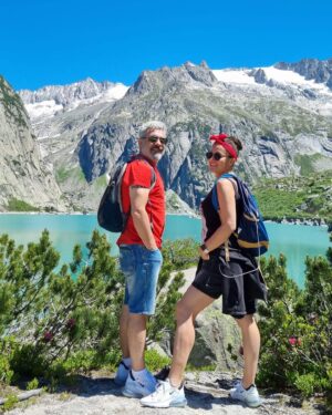 Necmi Yapıcı Instagram - #switzerland #gelmersee Alp’lerde 2000 metrede krater gölünün muhteşem turkuaz rengi bizi bizden aldı 🙏👌 💜 @boafilm @gulegulegultekinle @nihandurukan