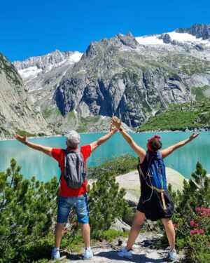 Necmi Yapıcı Instagram - #switzerland #gelmersee Alp’lerde 2000 metrede krater gölünün muhteşem turkuaz rengi bizi bizden aldı 🙏👌 💜 @boafilm @gulegulegultekinle @nihandurukan