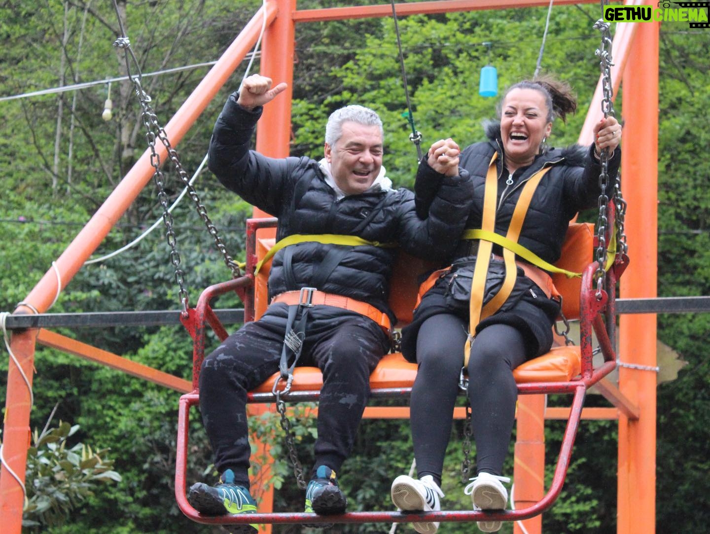 Necmi Yapıcı - 2.1K Likes - Çamlıhemşin’de (Ardeşen Akkaya köyü) çok güzel, çok sıcak insanlarla tanıştık.. YAPICI TİYATRO ekibini o kadar harika ağırladılar ki ne kadar teşekkür etsek azdır.. @soore_bungalov ve @evelicaferestorant tekrar görüşmek üzere 🙏💜 not: Zipline ve salıncak yaptık ama rafting daha sıcak bir havaya kaldı 😃