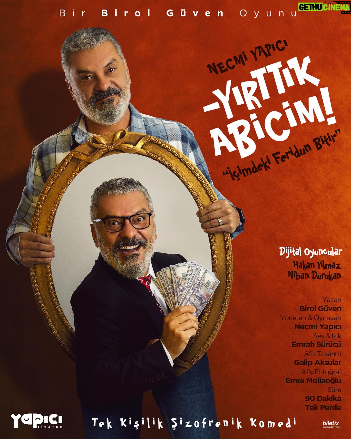 Necmi Yapıcı - 1.8K Likes - Necmi Yapıcı, Ayrılsak da Beraberiz dizisinde “Yırttık Abicim Yırttık” repliğiyle akıllarda yer eden,üzerinden 25 yıl geçmesine rağmen hala çok sevilen ve yaşamaya devam eden Feridun Bitir karakteri ile karşı karşıya gelirse onu ne olur ?
Üstelik Feridun Bitir artık 50 yaşındadır.. Yırtamayanların bahtsız prensi Feridun sizce bu sefer ıyırtabilecek mi?
@yapici_tiyatro nun yeni prodüksiyonu YIRTTIK ABİCİM “İçimdeki Feridun Bitir” Çok yakında tiyatro sahnesinde 🤓
Birol Güven in yazdığı Necmi Yapıcı’nın yönetip oynadığı, Hakan Yılmaz ve Nihan Durukan’ın Dijital konuk oyuncu olarak yer aldığı , Afiş fotoğraflarını Emre Mollaoğlu’nun çektiği, Afiş Tasarımını Galip Aksuların yaptığı YIRTTIK ABİCİM “ İçimdeki Feridun Bitir” sizleri hem düşündürecek hem hayata bakışınızı sorgulatacak hem de bol bol da güldürecek
@birolguvenmint @oyunadami @nihandurukan @emremollaoglu @galipaksular @yapici_tiyatro @emrah._surucu
Ayrıca Afiş çekimlerindeki katlılarından dolayı @kuzguncukoptik ve @sanat_dolap a çok teşekkür ederiz
