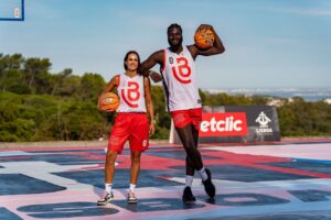 Neemias Queta Instagram - Foi um prazer ter estado na inauguração do campo em Monsanto, e quem melhor do que a @tichapenicheiro para ter a melhor assistência, um orgulho indescritível. Já está aberto ao público passem la e disfrutem desta obra de arte.