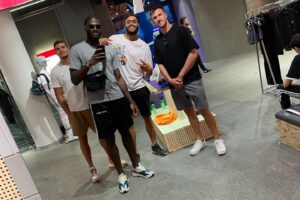 Neemias Queta Instagram - A trabalhar bem nestas viagens, obrigado por tudo vemo-nos para o ano!🙏🏿✨💯#jatataude