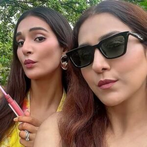 Neeti Mohan Instagram - P.O.V.- We all have one photogenic person 🙄who’s yours? Tag them🤭

 P.S.- I love you Doo😆😂

🎥 @mohanshakti