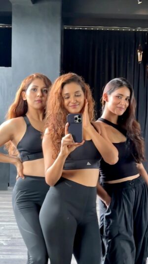 Neeti Mohan Instagram - Pre warm up dance 👀😆
Just pure joy of dancing together 👯‍♀️
@neetimohan18 @muktimohan @mohanshakti 

@amit_thosar 
#MSL #MohanSistersLive