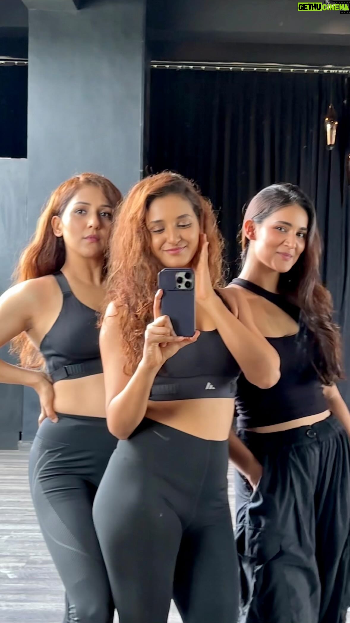 Neeti Mohan - 192.7K Likes - Pre warm up dance 👀😆
Just pure joy of dancing together 👯♀️
@neetimohan18 @muktimohan @mohanshakti
@amit_thosar
#MSL #MohanSistersLive