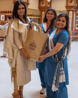 Neetu Chandra Instagram - Visited @akshardhamusa to thank God for the love and appreciation I got for her performance as Umrao jaan ada in the North America tour" 
Thank you, @baps, for inviting me. It's a lifetime memory and blessing 🙌 ✨️ 🙏 💕 
#newjersey 
#newyork 
#usa
#akshardham