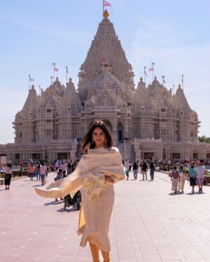 Neetu Chandra Instagram - Visited @akshardhamusa to thank God for the love and appreciation I got for her performance as Umrao jaan ada in the North America tour" 
Thank you, @baps, for inviting me. It's a lifetime memory and blessing 🙌 ✨️ 🙏 💕 
#newjersey 
#newyork 
#usa
#akshardham