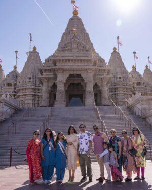 Neetu Chandra Instagram - Visited @akshardhamusa to thank God for the love and appreciation I got for her performance as Umrao jaan ada in the North America tour" 
Thank you, @baps, for inviting me. It's a lifetime memory and blessing 🙌 ✨️ 🙏 💕 
#newjersey 
#newyork 
#usa
#akshardham