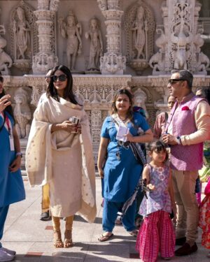 Neetu Chandra Instagram - Visited @akshardhamusa to thank God for the love and appreciation I got for her performance as Umrao jaan ada in the North America tour" 
Thank you, @baps, for inviting me. It's a lifetime memory and blessing 🙌 ✨️ 🙏 💕 
#newjersey 
#newyork 
#usa
#akshardham
