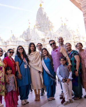 Neetu Chandra Instagram - Visited @akshardhamusa to thank God for the love and appreciation I got for her performance as Umrao jaan ada in the North America tour" 
Thank you, @baps, for inviting me. It's a lifetime memory and blessing 🙌 ✨️ 🙏 💕 
#newjersey 
#newyork 
#usa
#akshardham