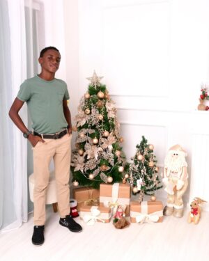 Nego Ney Instagram - Natal, tempo de paz, de luz, de alegria e gratas recordações. Tempo em que revivemos o carinho de nossos pais, o aconchego da família e todas as pessoas queridas que marcaram positivamente nossas vidas. Eu e minha linda família desejamos pra você e sua família um Natal abençoado, cheio de amor, união, afeto e muito próspero ❤️

📸 @claudiaoliveirafotografa 🧡