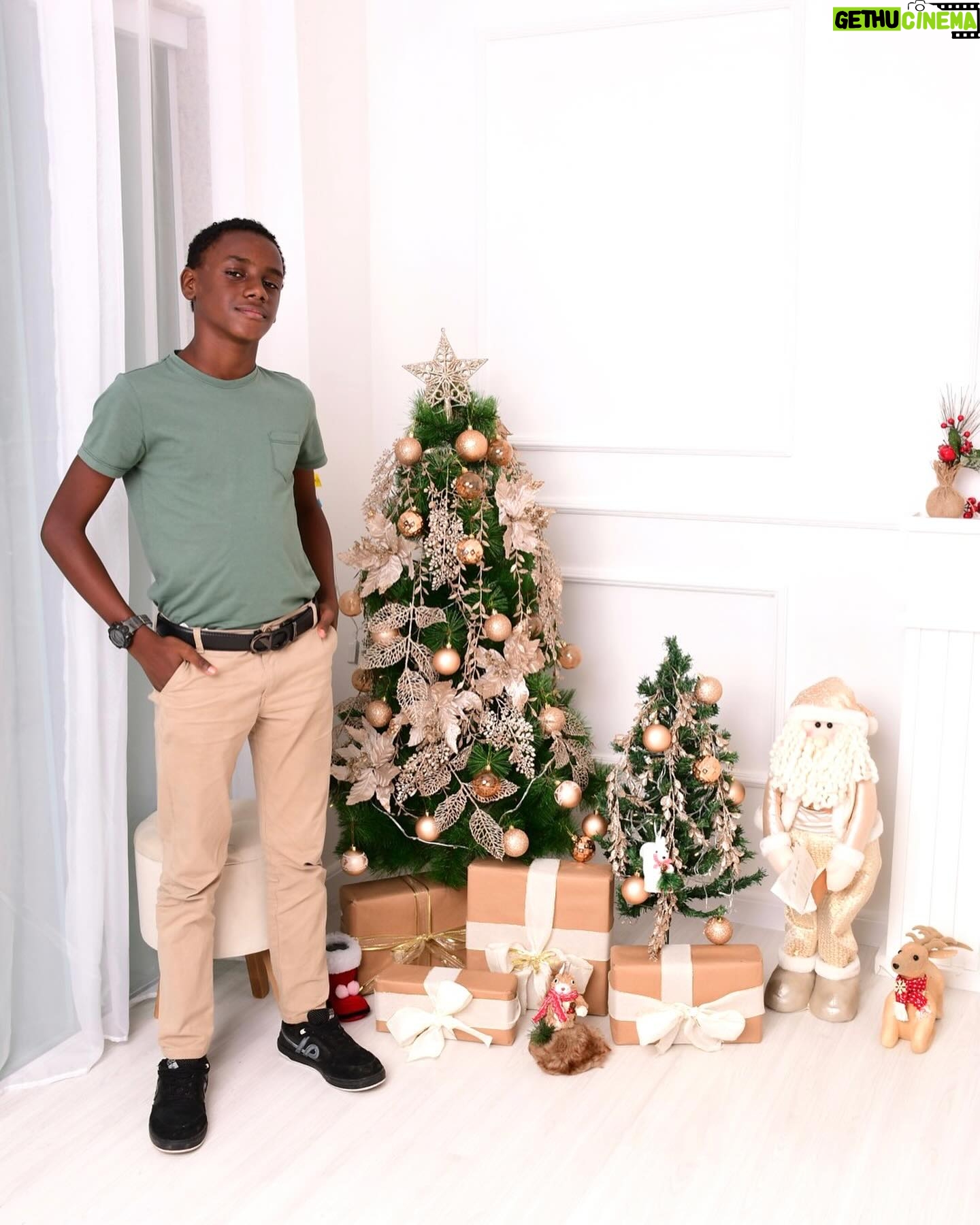 Nego Ney - 2.5K Likes - Natal, tempo de paz, de luz, de alegria e gratas recordações. Tempo em que revivemos o carinho de nossos pais, o aconchego da família e todas as pessoas queridas que marcaram positivamente nossas vidas. Eu e minha linda família desejamos pra você e sua família um Natal abençoado, cheio de amor, união, afeto e muito próspero ❤️
📸 @claudiaoliveirafotografa 🧡
