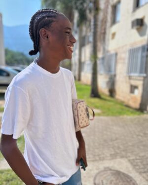 Nego Ney Instagram - Deixando aqui registrado esse trabalho incrível que meu tio @junior.braids fez!! Galerinha ele faz todos os tipos de tranças possíveis que vocês possam imaginar!

E aí gostaram? 🤩
Negrão Demais 💪🏾

#tranças #nagô #estilo