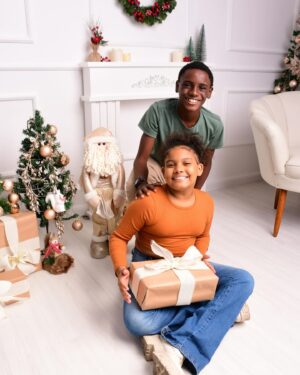 Nego Ney Instagram - Natal, tempo de paz, de luz, de alegria e gratas recordações. Tempo em que revivemos o carinho de nossos pais, o aconchego da família e todas as pessoas queridas que marcaram positivamente nossas vidas. Eu e minha linda família desejamos pra você e sua família um Natal abençoado, cheio de amor, união, afeto e muito próspero ❤️

📸 @claudiaoliveirafotografa 🧡