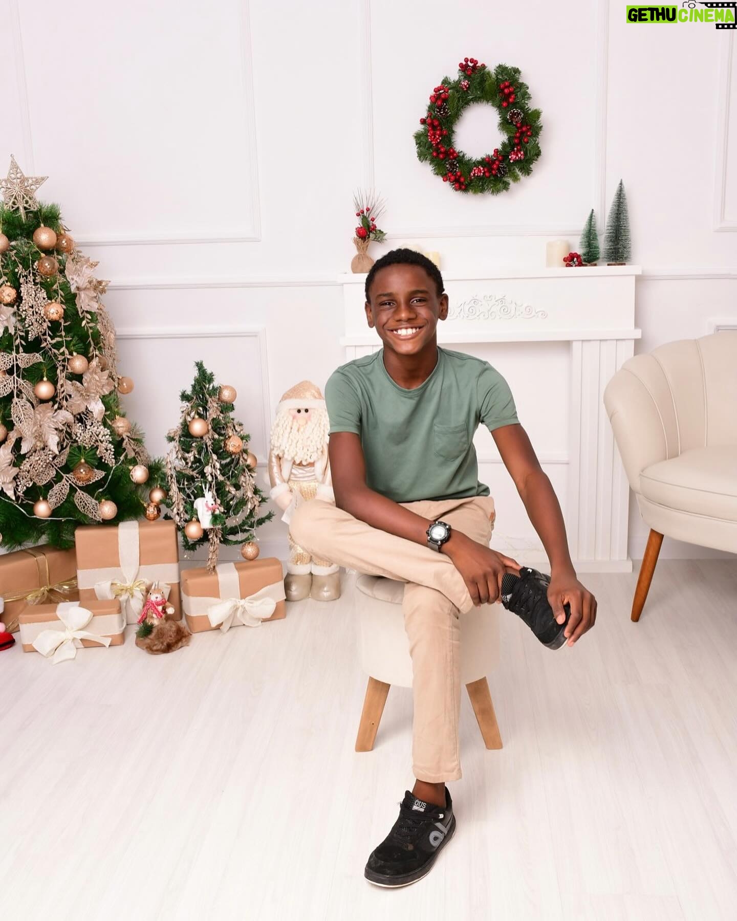 Nego Ney - 2.5K Likes - Natal, tempo de paz, de luz, de alegria e gratas recordações. Tempo em que revivemos o carinho de nossos pais, o aconchego da família e todas as pessoas queridas que marcaram positivamente nossas vidas. Eu e minha linda família desejamos pra você e sua família um Natal abençoado, cheio de amor, união, afeto e muito próspero ❤️
📸 @claudiaoliveirafotografa 🧡