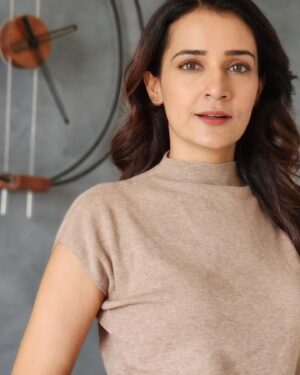 Neha Jhulka Instagram - U indeed will be a Queen 
Once u know how to rule Yourself

Till den its work in progress...😇

#weekend #photogram #photooftheday #headshots #smile #workonyourself #stayhealthy #happytobemyself😍💕