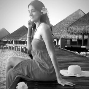 Neha Jhulka Instagram - Blissful 😇
Happiness 😊 
Content 🥰

Me and the Ocean : LOVE AT FIRST SIGHT 💕

#vacymood☀️ #relaxing #sunkissed🌞 #watervillasmaldives #waterbaby #grateful🙏 #purelove❤️ #happyheart #ocean #maldives