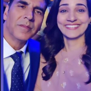 Neha Jhulka Instagram - Look who's Photo bombing....
Surprise surprise 🤩
Happy happy 😊 
#akshaykumar #khiladi #surprise #happy #photobombed #actorslife #shootdiaries🎥 #gratitude🙏 #bollywood