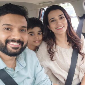 Neha Jhulka Instagram - Aaj ki family 
Family of the Day
#shooingdiaries #happyfamily #reellife #actorslife #happy #gratitude🙏 #fun