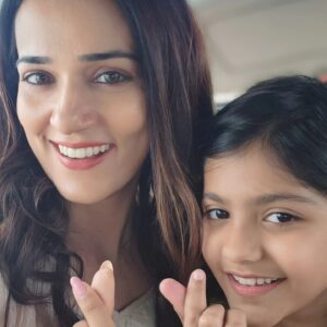 Neha Jhulka Instagram - Aaj ki family 
Family of the Day
#shooingdiaries #happyfamily #reellife #actorslife #happy #gratitude🙏 #fun