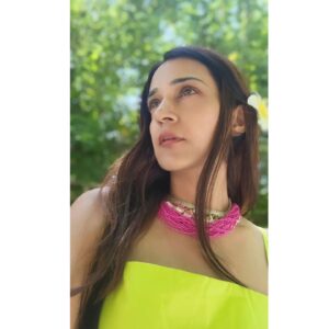 Neha Jhulka Instagram - Finding Bliss in the rhythm of waves
Wish I could describe the beauty
Nothing soothes the soul like a day by the water
Salty waters.... ocean breeze ....peace 

#oceanlover
#holidays #happinessbegins #gratitude #peacewithin #beachvibes #islandlife #green #seawater