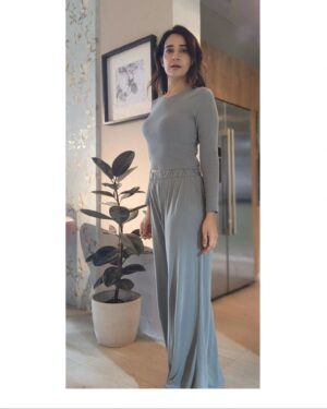 Neha Jhulka Instagram - Stand tall
Smile
Be confident 
Best fashion advice i read today " Stay fit n healthy"
Happy time.. shoot time .. click click..
#actorslife #shootdiaries🎥 #funday #pose #click#gratitude🙏