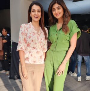 Neha Jhulka Instagram - On set with the beautiful Shilpa Shetty. 
Very casual and chilled out on the sets... had fun shooting.

Loads of love to @hazelshah2408
Hope to cya soon. 

#bollywood #shilpashettykundra #shilpashetty #actorslife 
#workmode #shooting